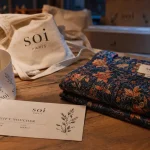 Soi Paris seconde main : robe et étiquettes, bon d’achat en vue sur table