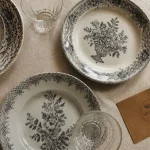 Vaisselle seconde main Paris, vaisselle chinée sur table en bois